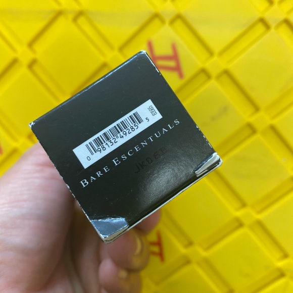 BareMinerals BarePro Performance Wear Liquid Foundation Nutmeg 24 0.34 oz - Picture 6 of 7